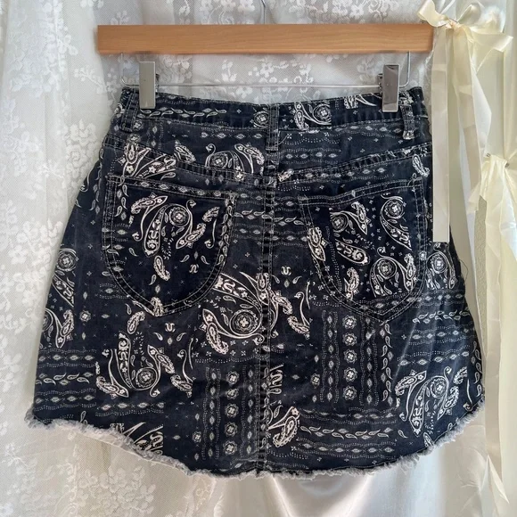 Black and Cream Western Bandana Patterned Skirt - Picture 4 of 4